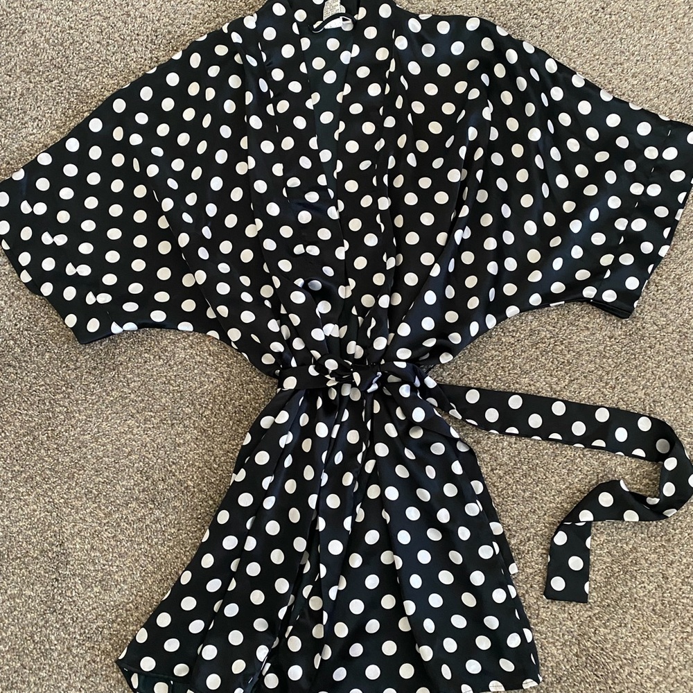 MORGAN TAYLOR, Black And White Robe,  Silky with tie.